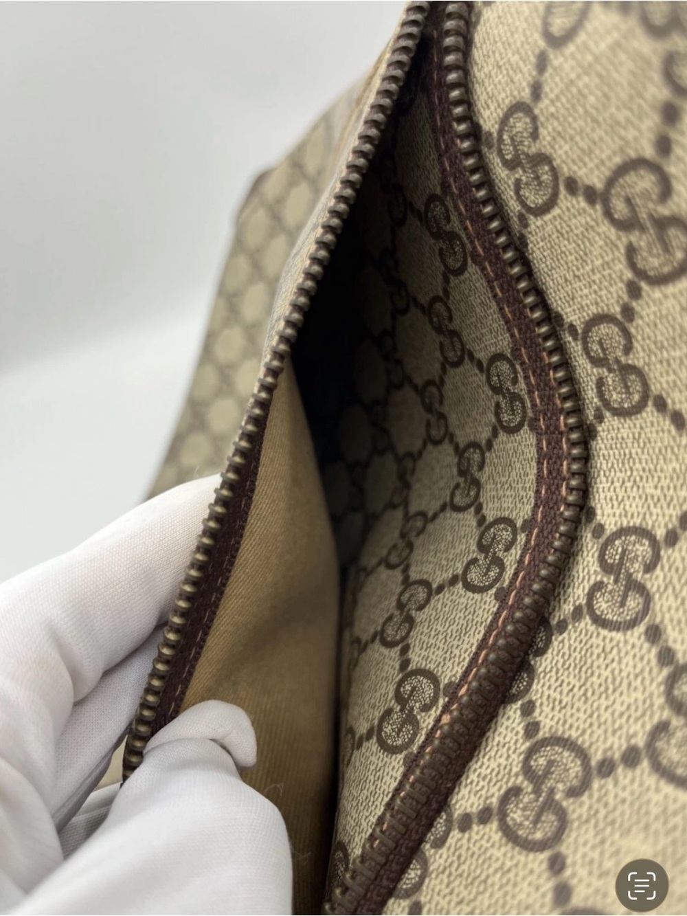 Authentic Gucci Beige GG Supreme Canvas Tote with Green and Red Strap. - Picture 2 of 9
